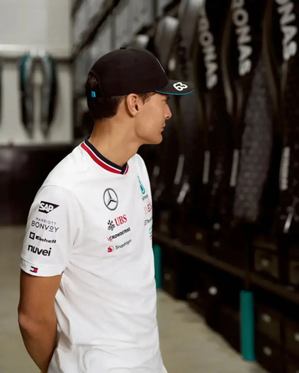 Jockey Mercedes F1 George Russell Negro Oficial Gorro 5