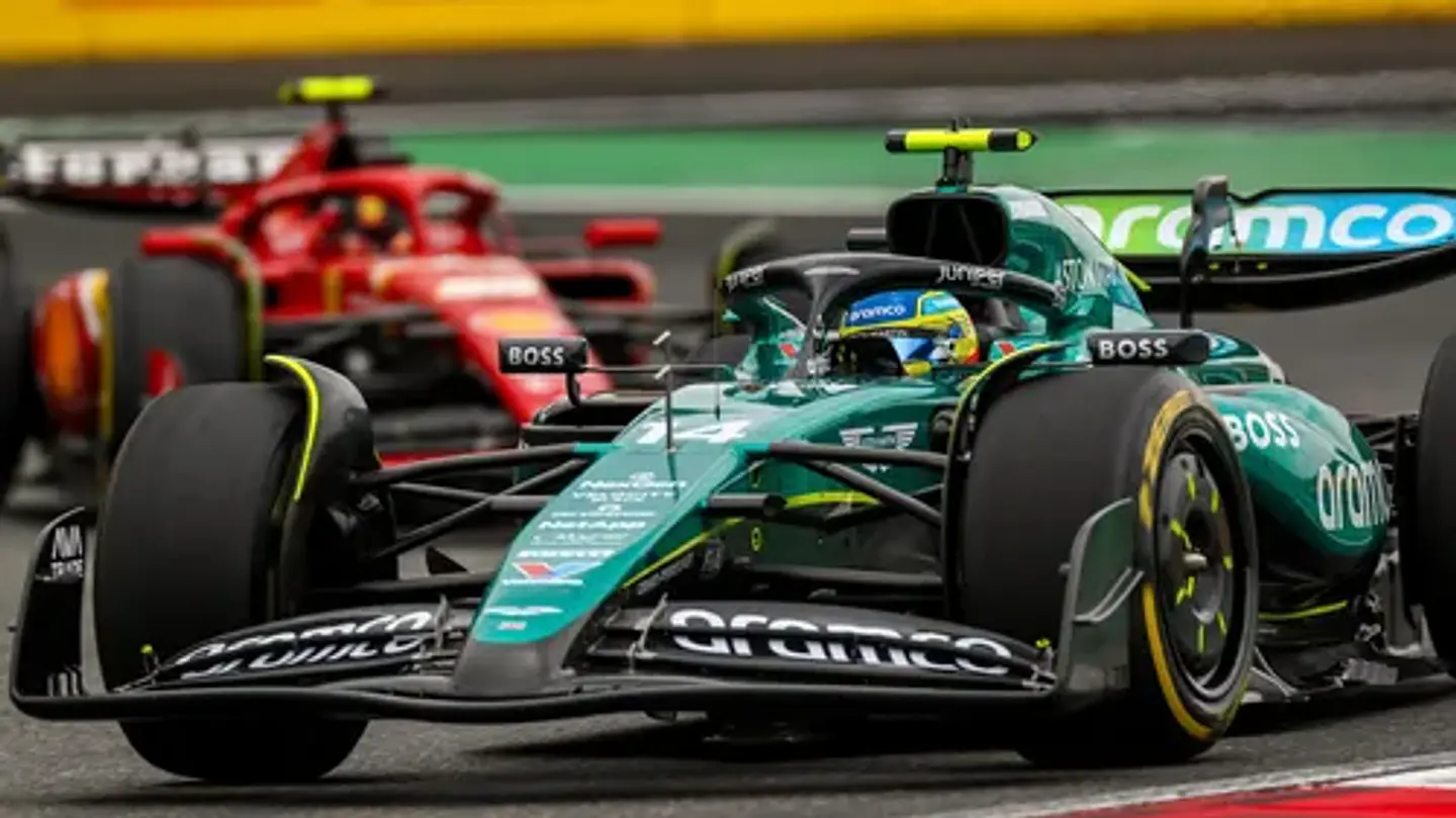 Jockey Fernando Alonso Aston Martin Boss 2024 Oficial Vegas 5