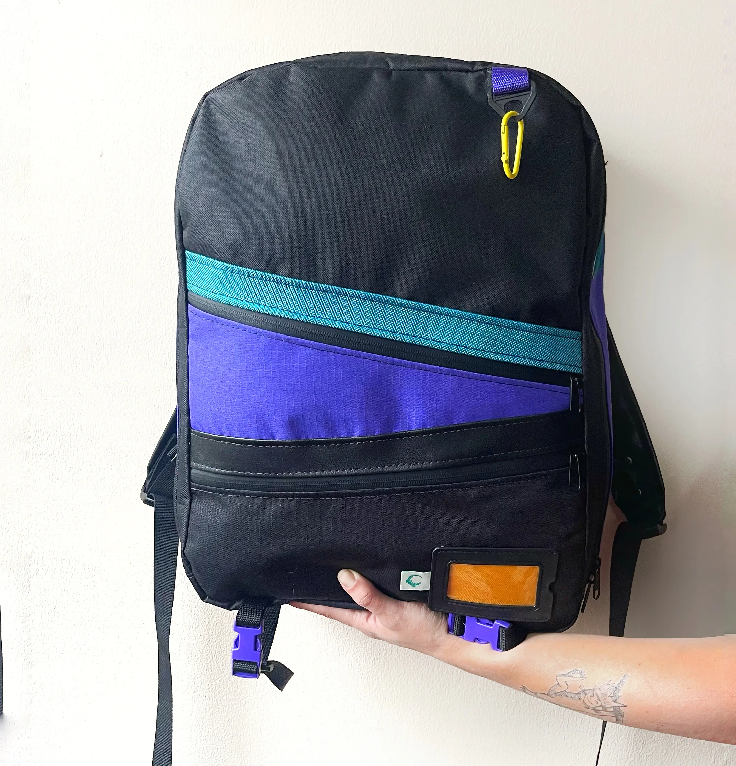 Mochila Holden Cabina Negra y Morado 1