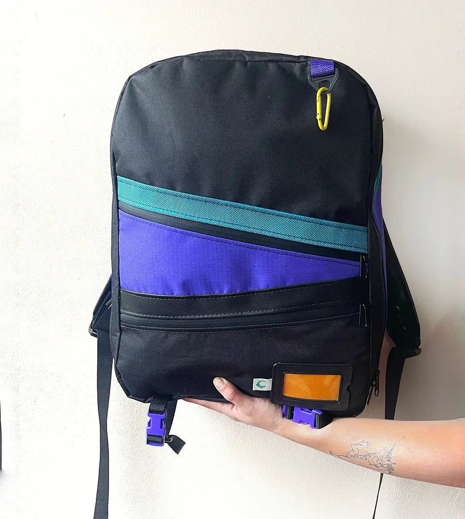 Mochila Holden Cabina Negra y Morado 1