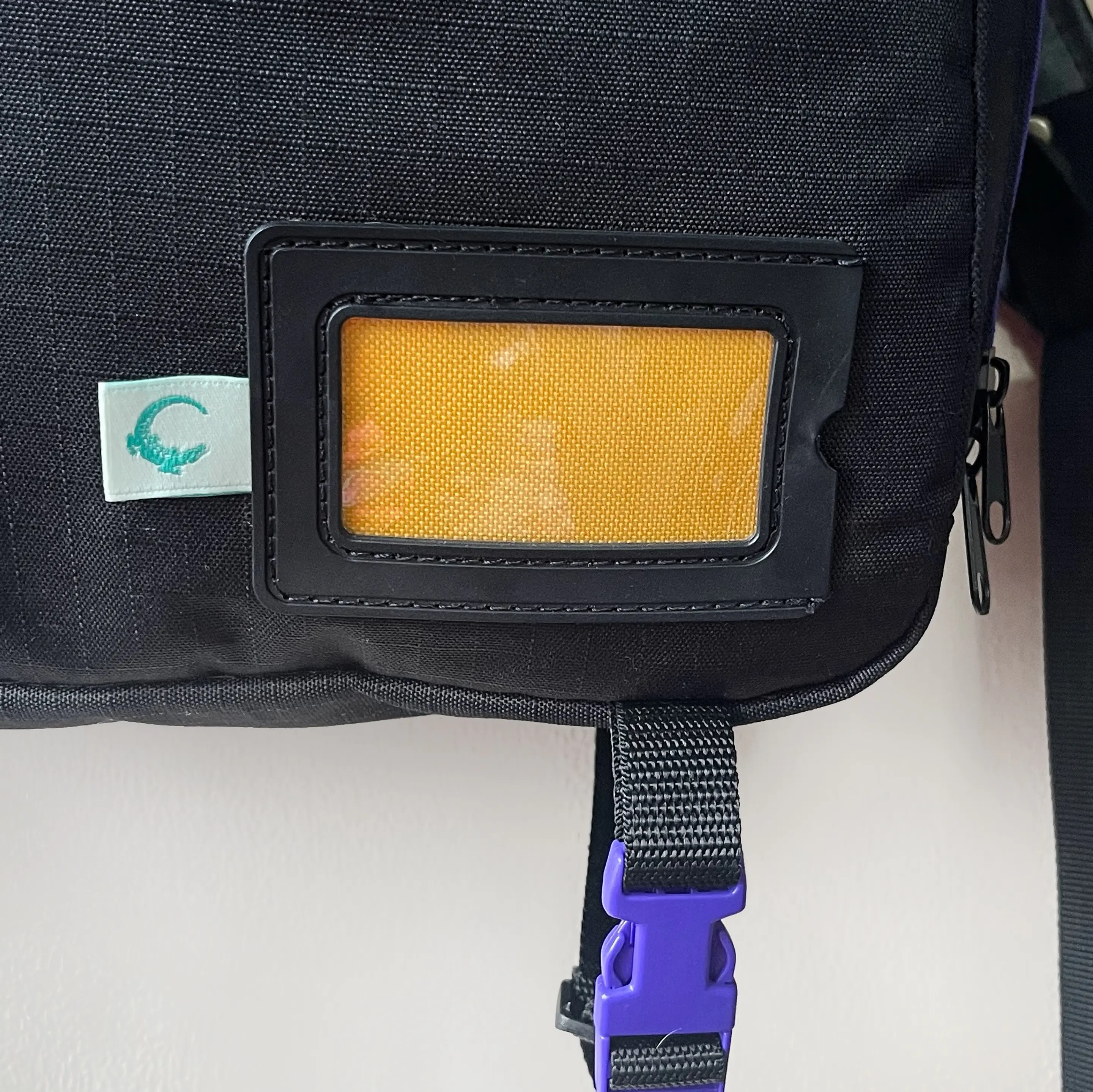 Mochila Holden Cabina Negra y Morado 2
