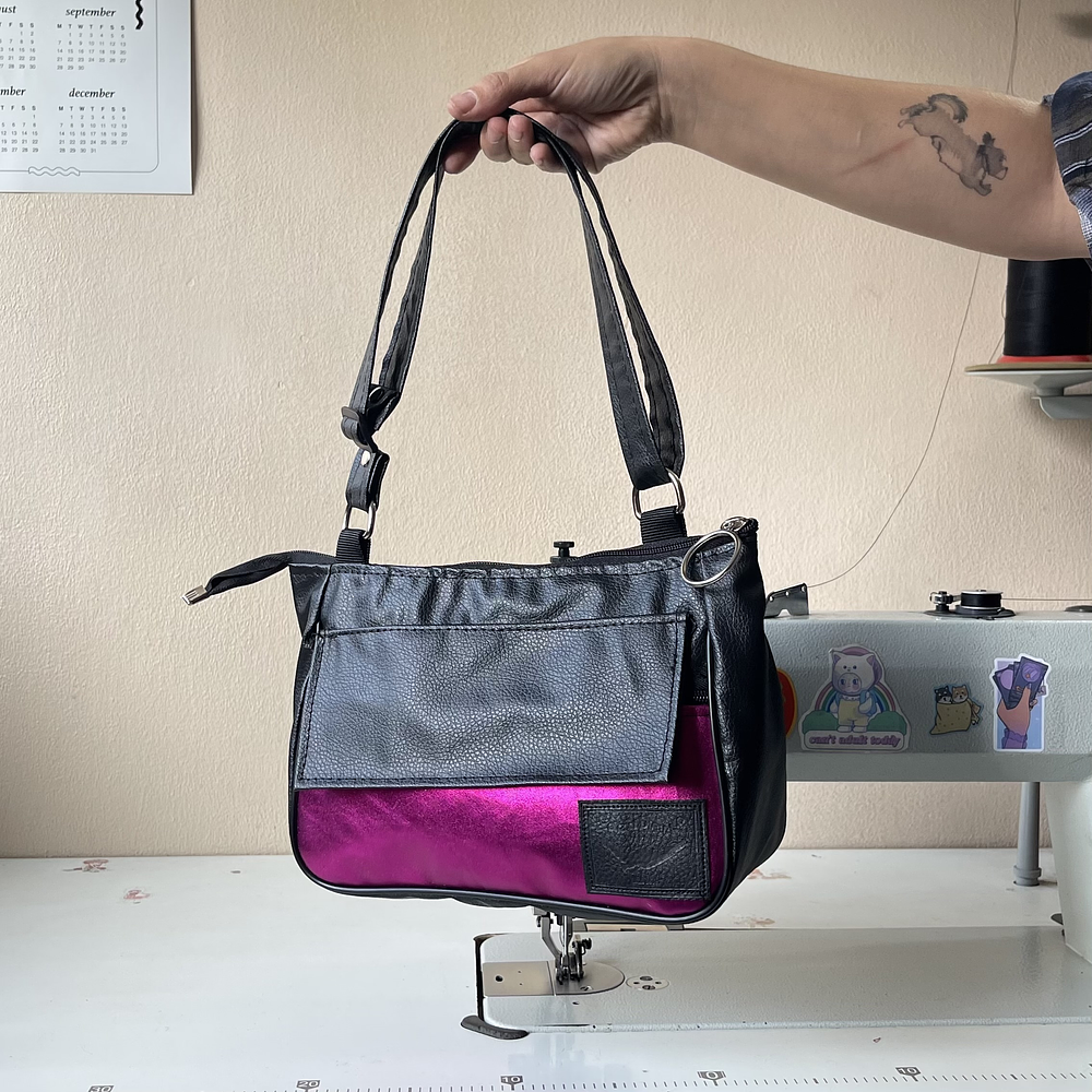 Baby Bag Negra y Magenta Metalizada  1