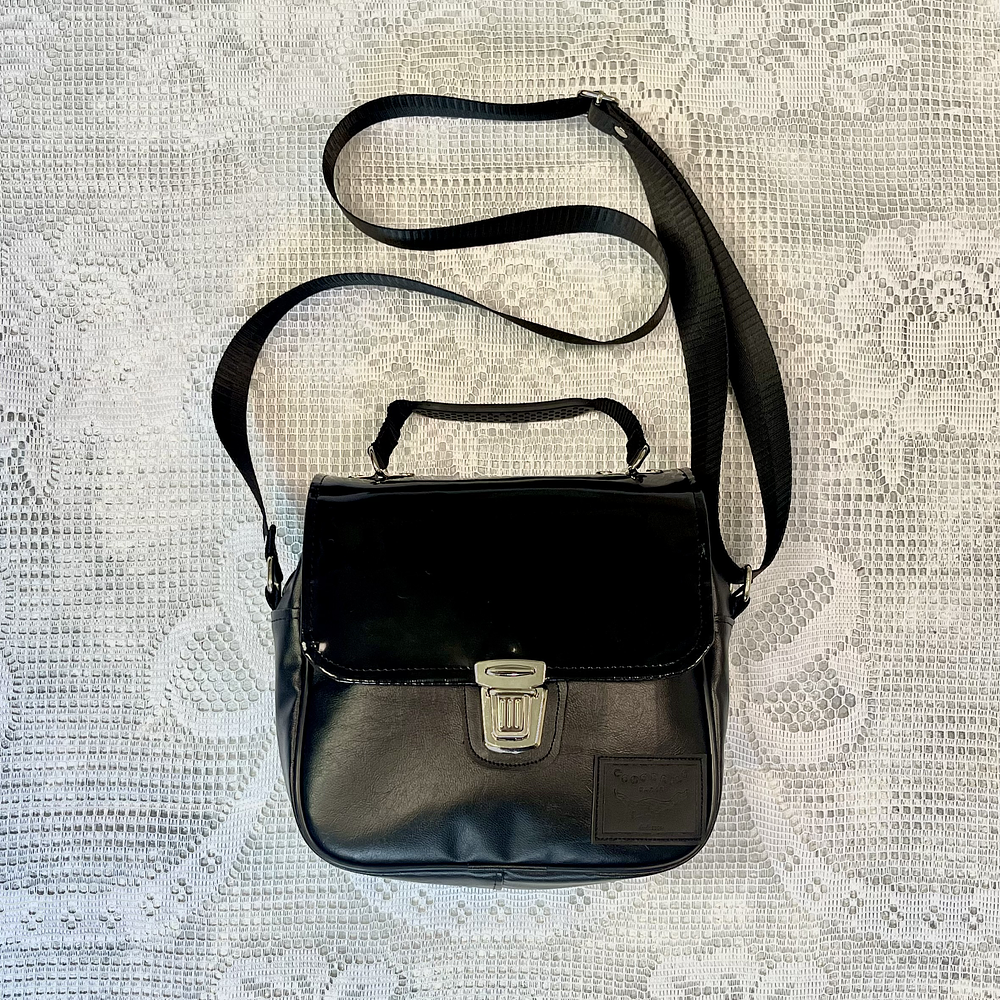 Bolsito Messenger Negro y Charol