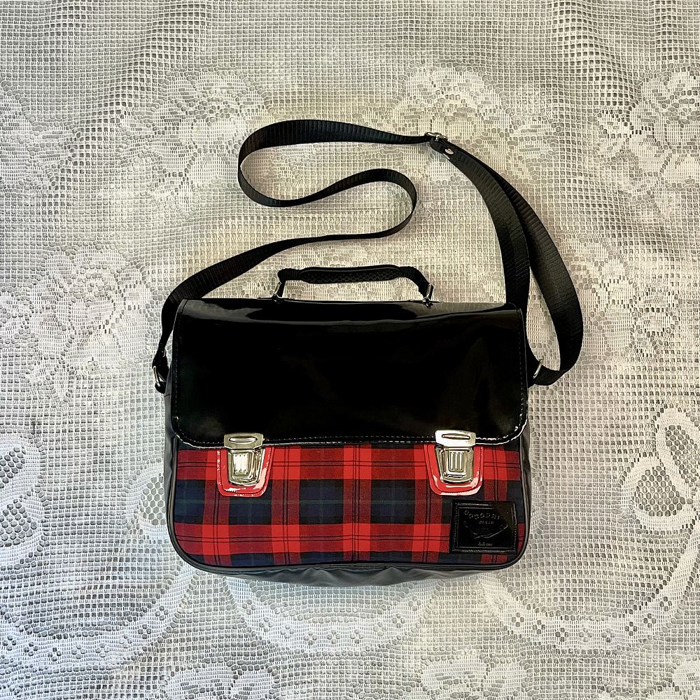Bolsón Tartán Rojo y Tapa Charol