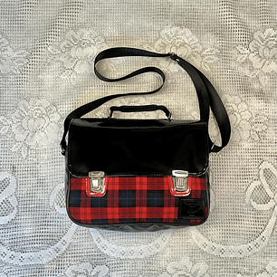 Bolsón Tartán Rojo y Tapa Charol