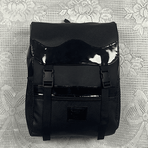 Mochila Nicca Negro y Charol Ondas