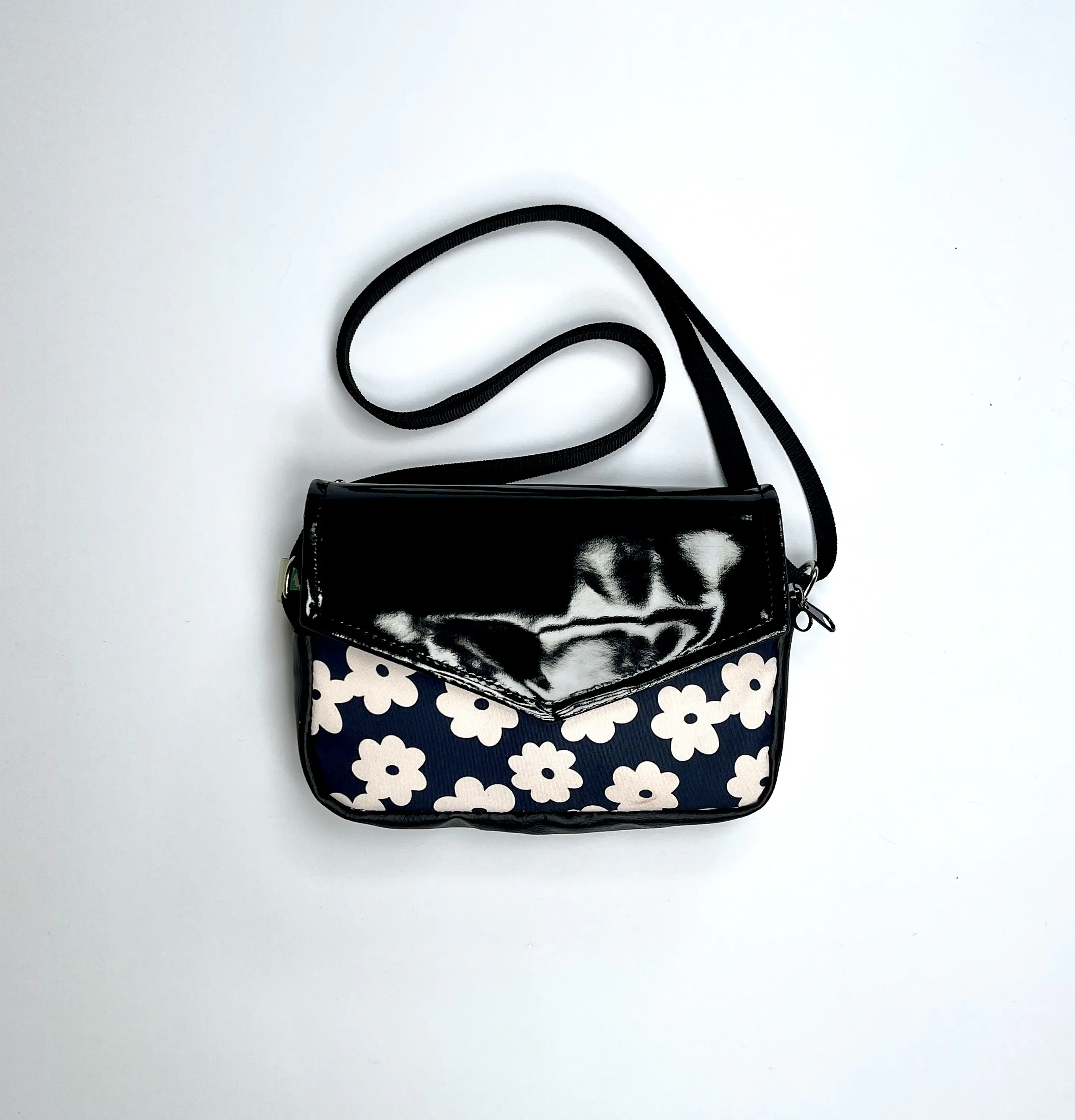 Pocket Sobrecito Flores Blanco y Negro 1