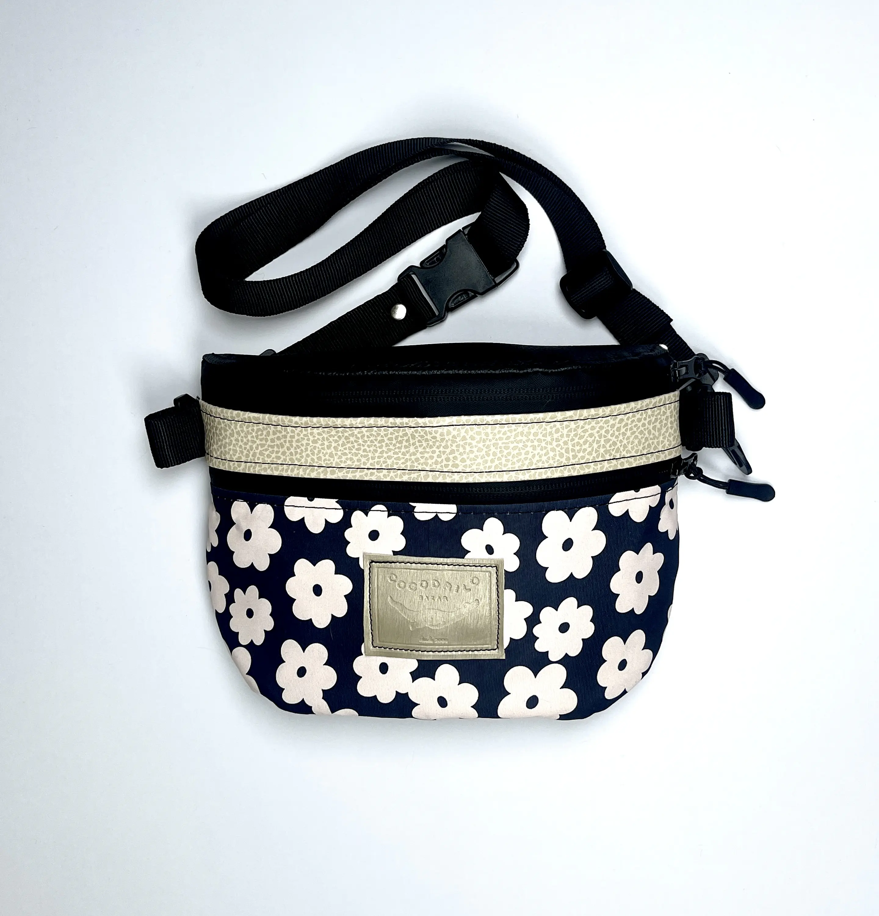 Bolso/Banano Picnic Flores Blanco y Negro 1