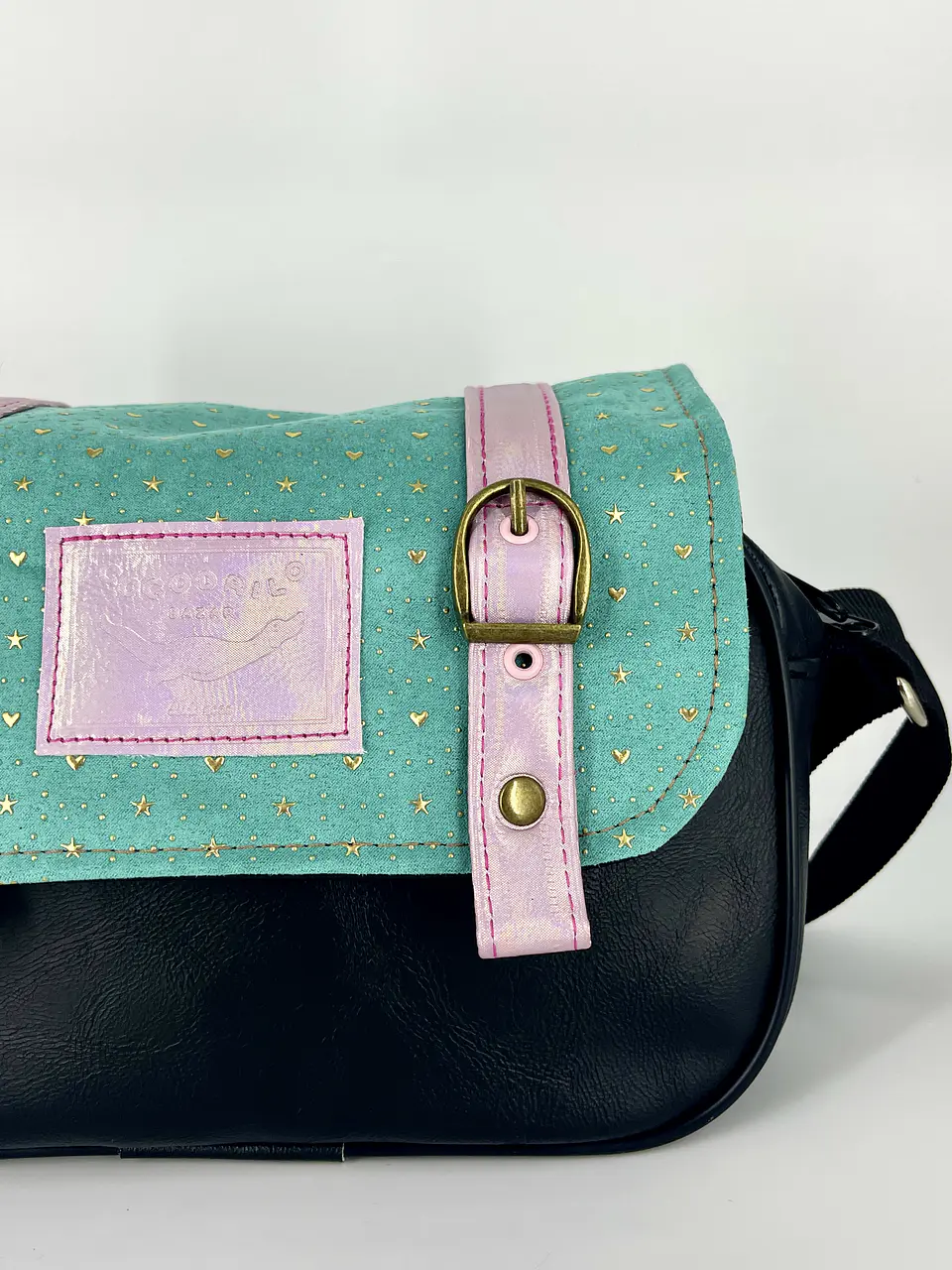 Cartera Nina Glitter Menta Detalles dorados y Rosa 2
