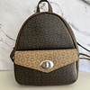 Mochila pequeña y crossbody Guess café