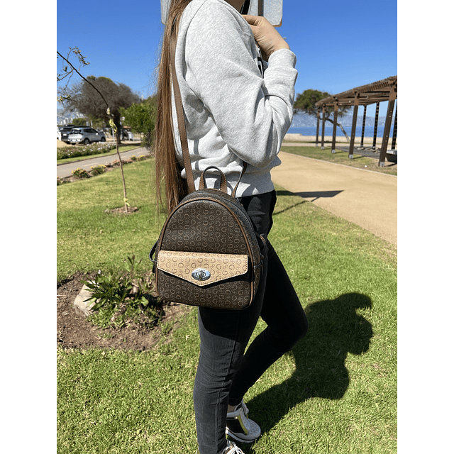 Mochila pequeña y crossbody Guess café