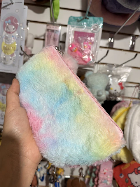 Estuche arcoíris pastel con pompón