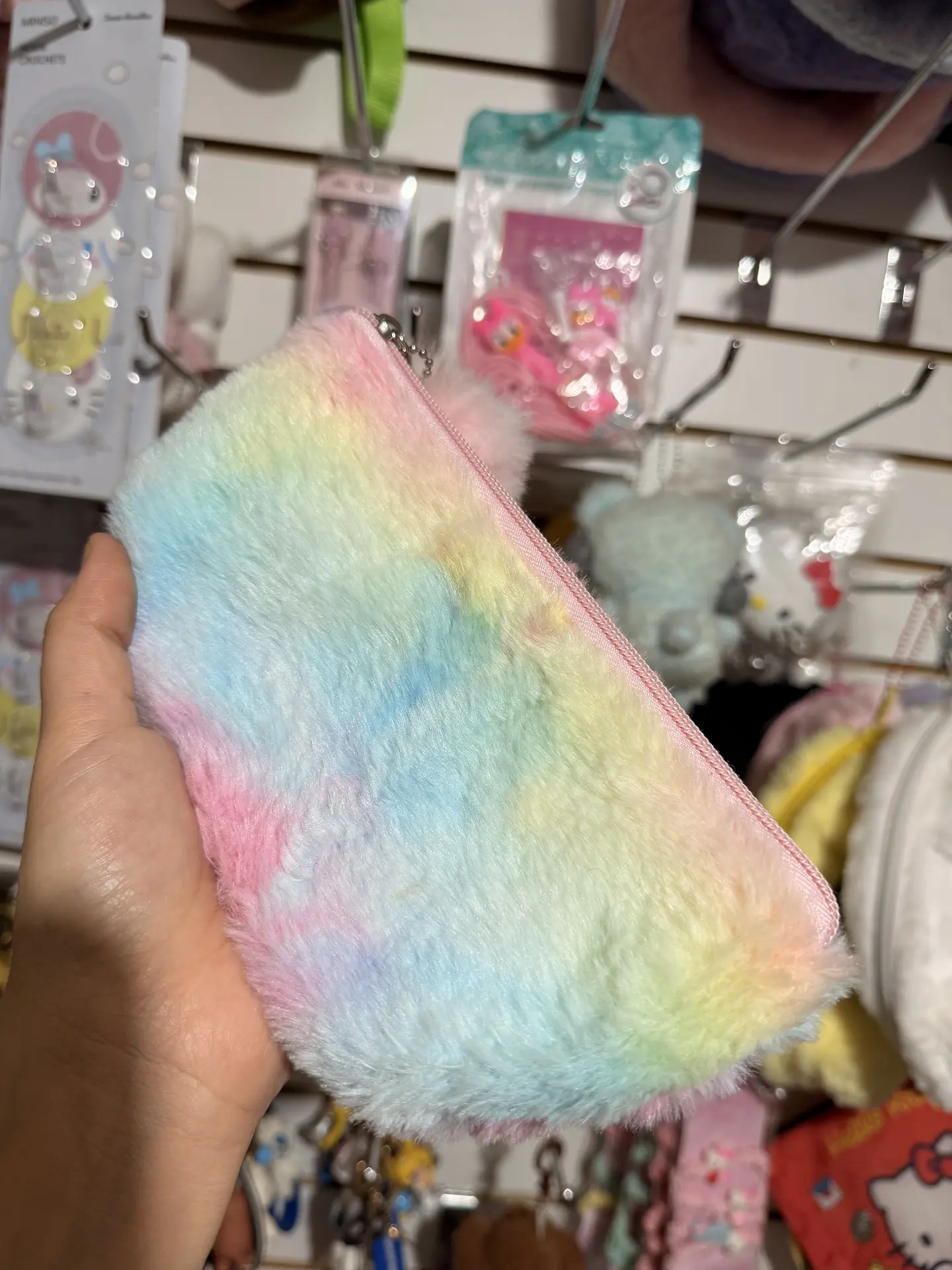 Estuche arcoíris pastel con pompón 2