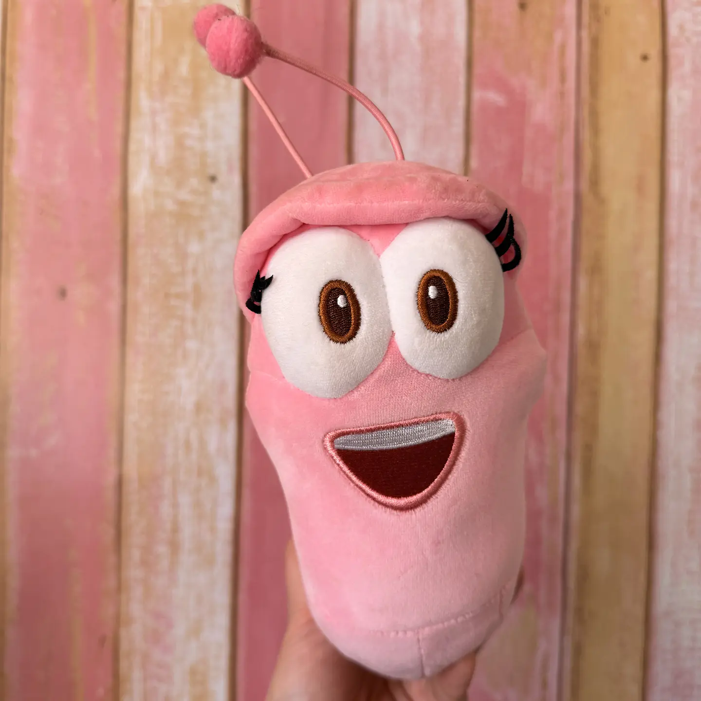 Peluche Rosa de Larva – 25 cm 1