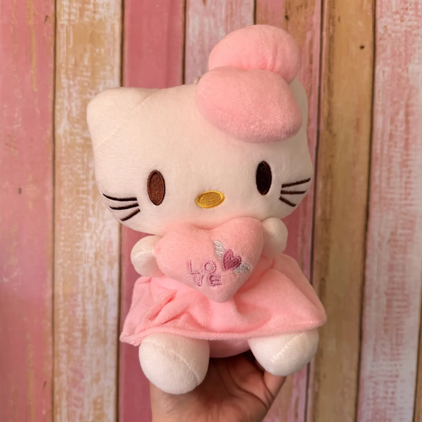 Peluche Hello Kitty con Corazón “Love” | 28 cm 1