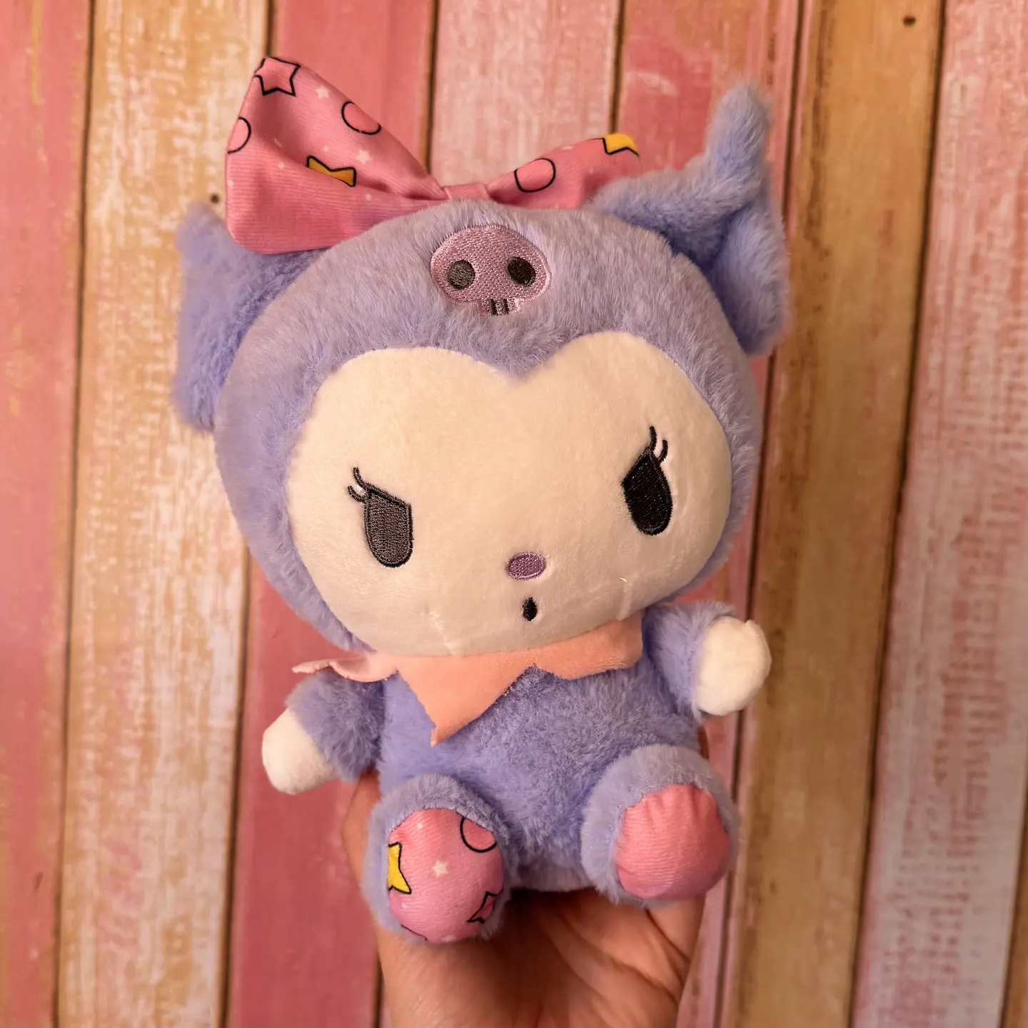 Peluche Kuromi Lila con Lazo Rosado 1