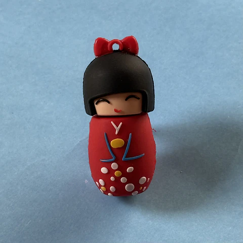 Pendrive Muñequita Kokeshi Roja | 32 GB