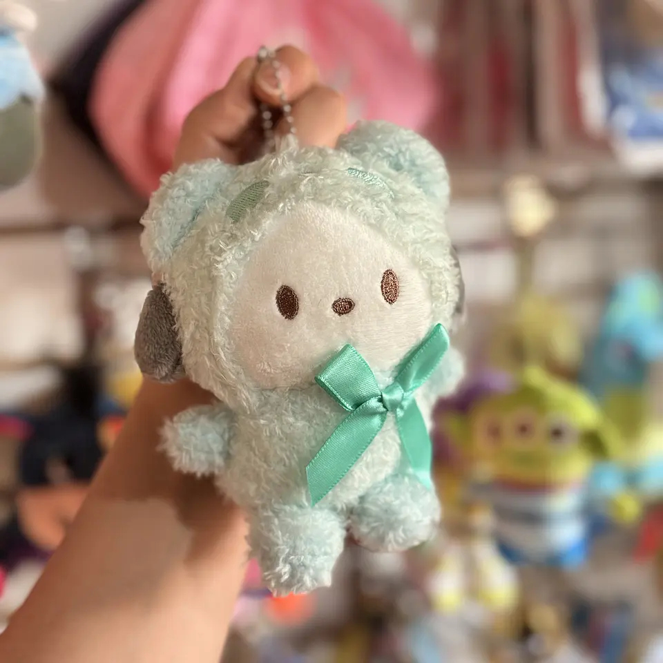 Llavero de Peluche Pochacco con Disfraz Celeste – Sanrio 1