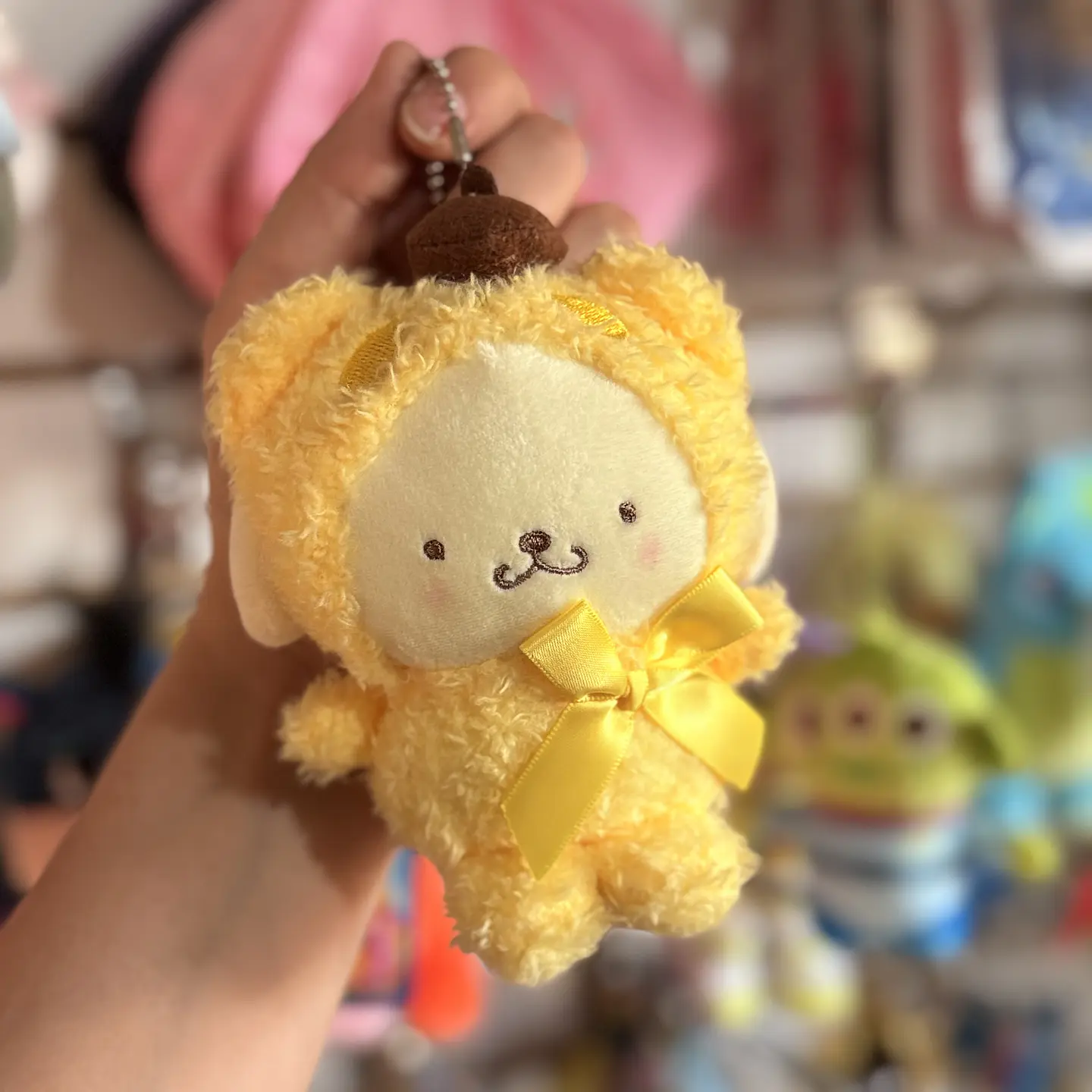 Llavero de Peluche Pompompurin con Disfraz – Sanrio 1