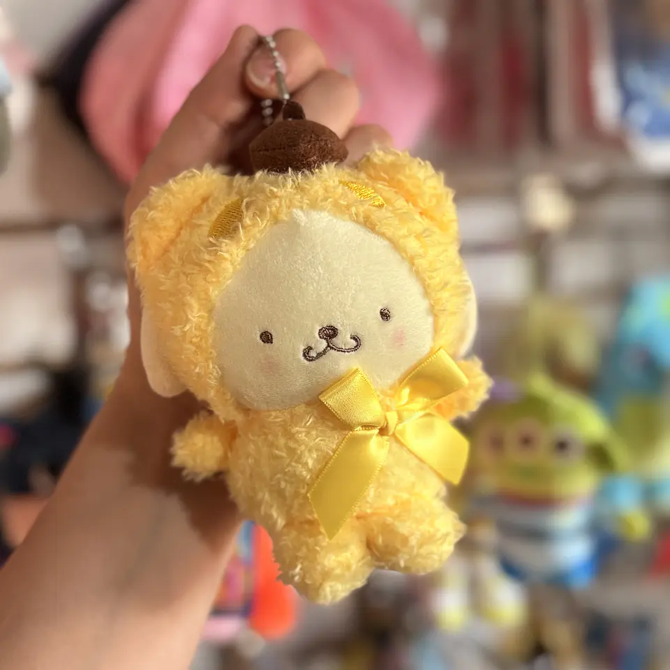 Llavero de Peluche Pompompurin con Disfraz – Sanrio 1