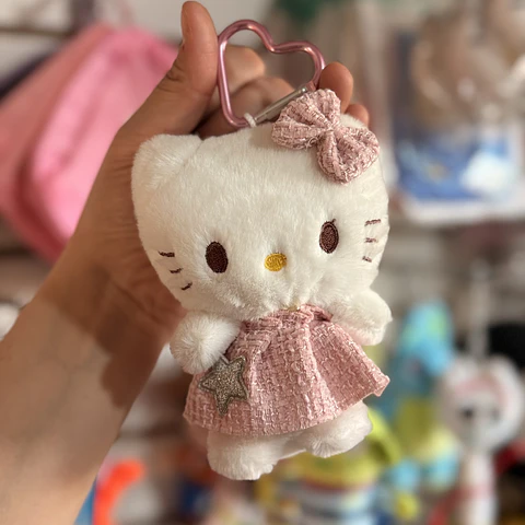Llavero de Peluche Hello Kitty con Vestido Rosa y Enganche de Corazón – Sanrio