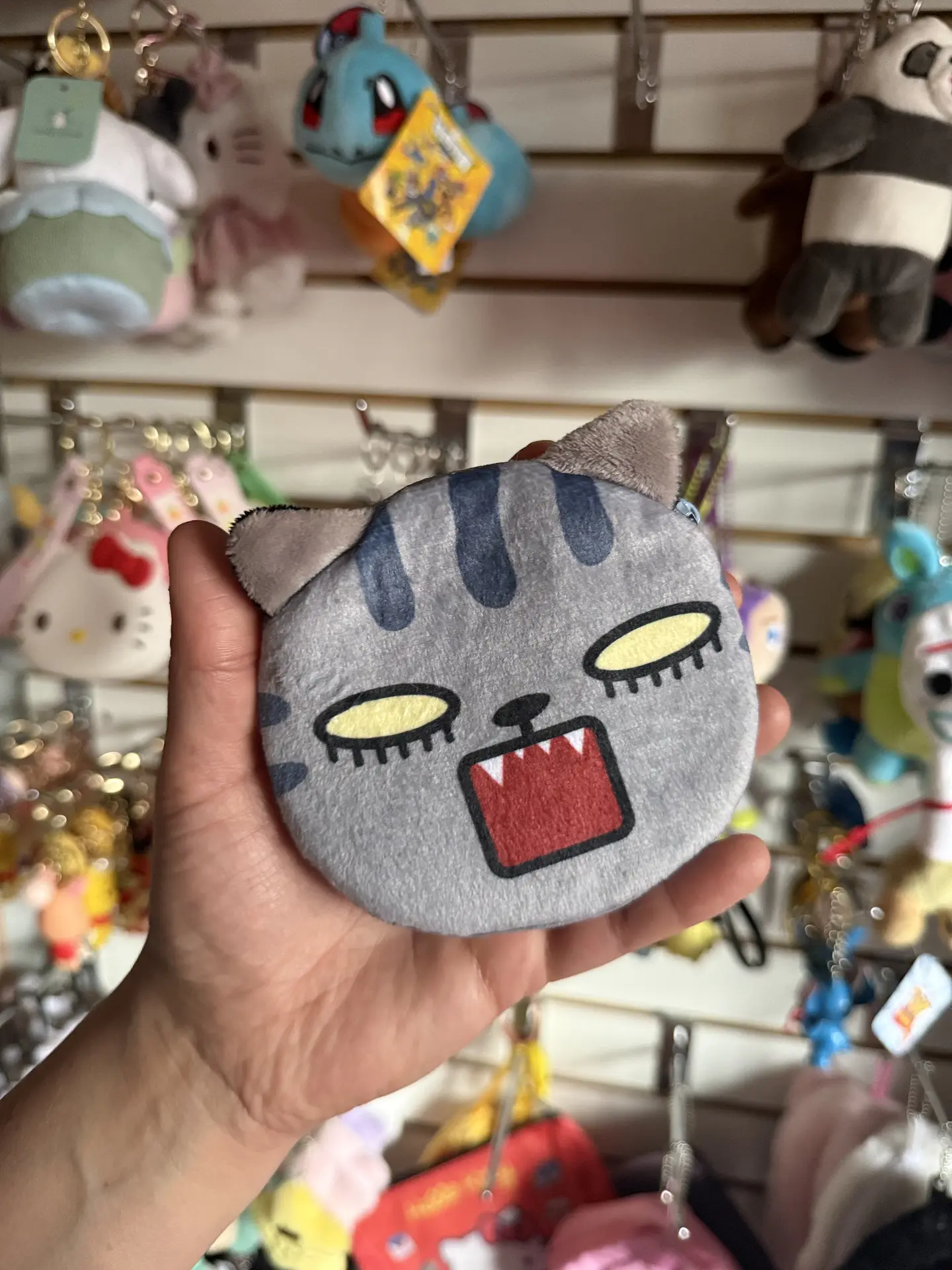 Monedero de Peluche Gatito Enojado – Gris con Rayas 1