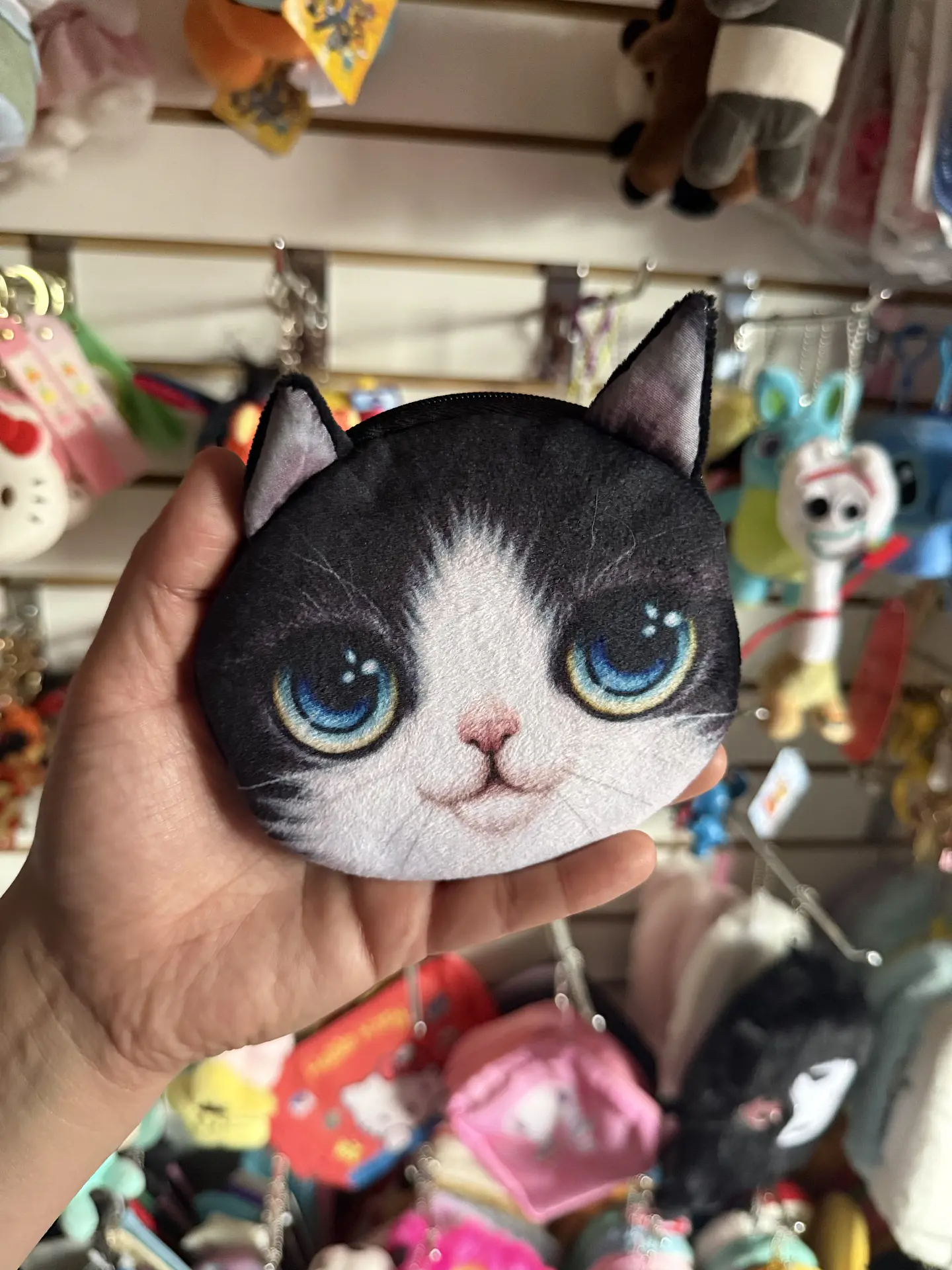 Monedero de Peluche Gatito Blanco y Negro – Ojos Azules 1