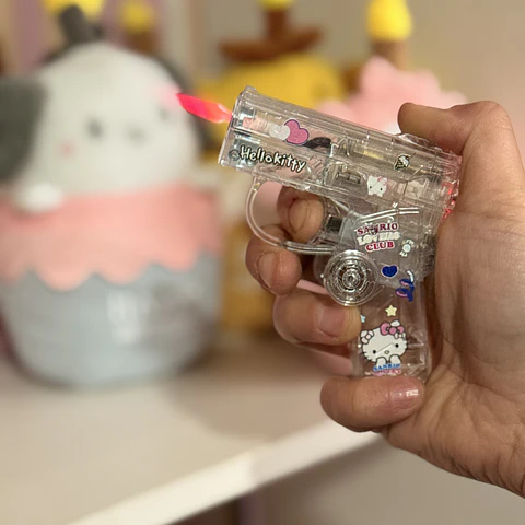 Encendedor Recargable Hello Kitty – Pistola Transparente con Luz y Flama Rosada  