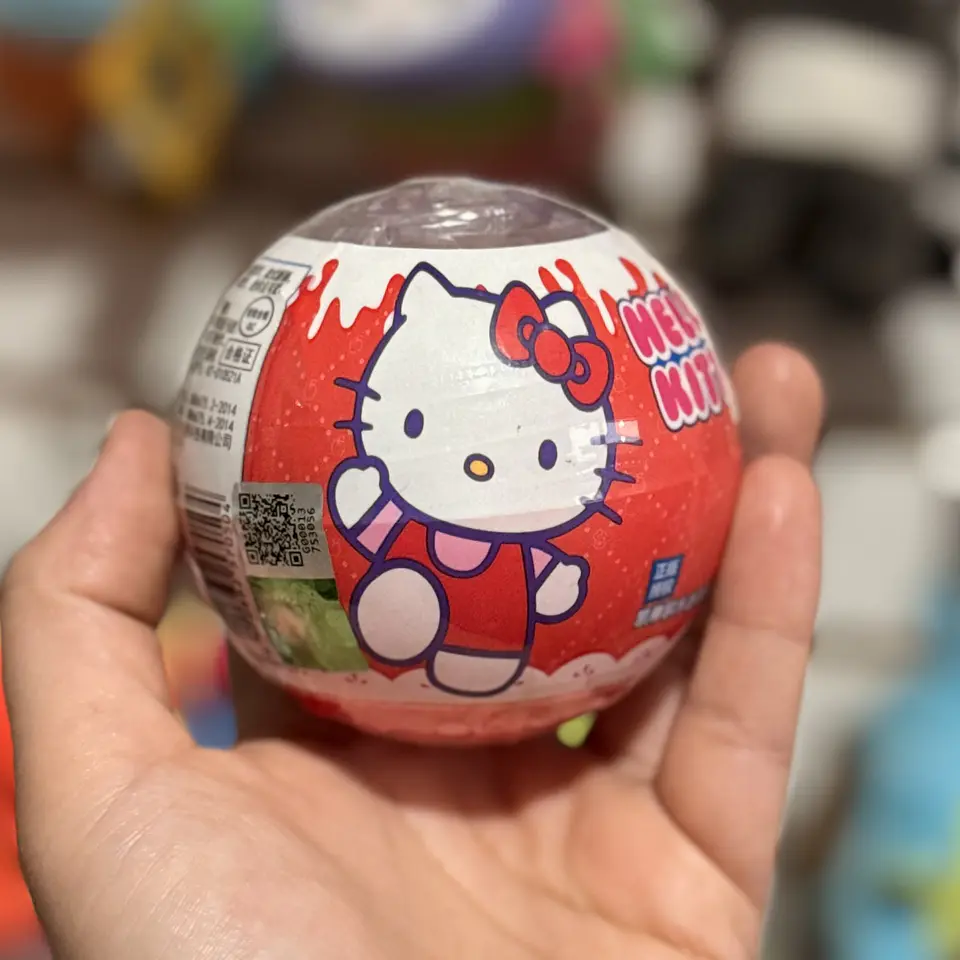 Arma tu Dispensador de Dulces Hello Kitty – Cápsula Sorpresa 1
