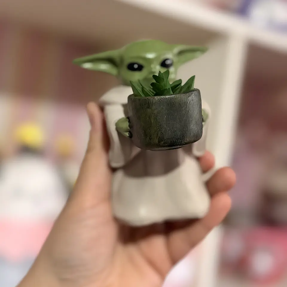 Figura Decorativa Baby Yoda Grogu con Planta – Star Wars 1