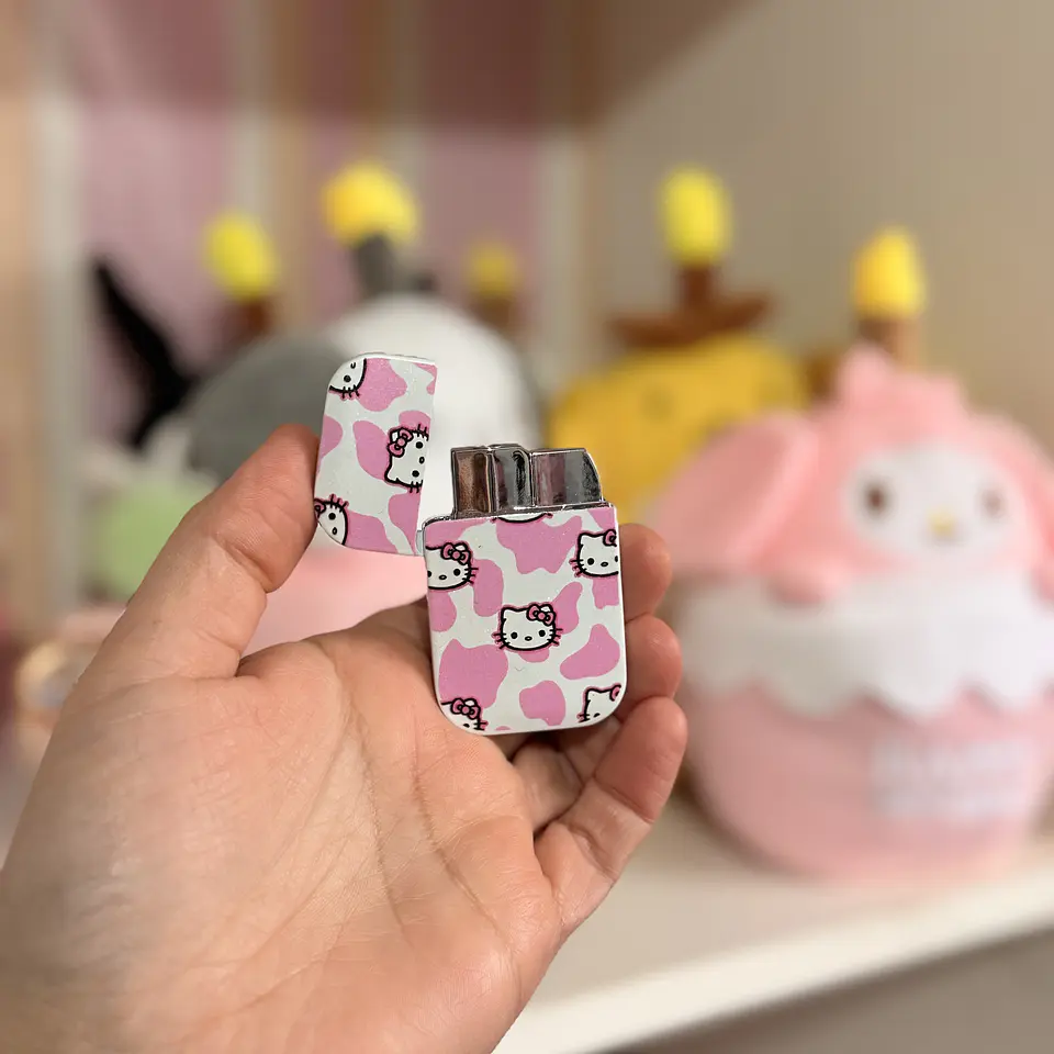 Encendedor Recargable Hello Kitty – Vaquita Rosa con Flama Rosada 2