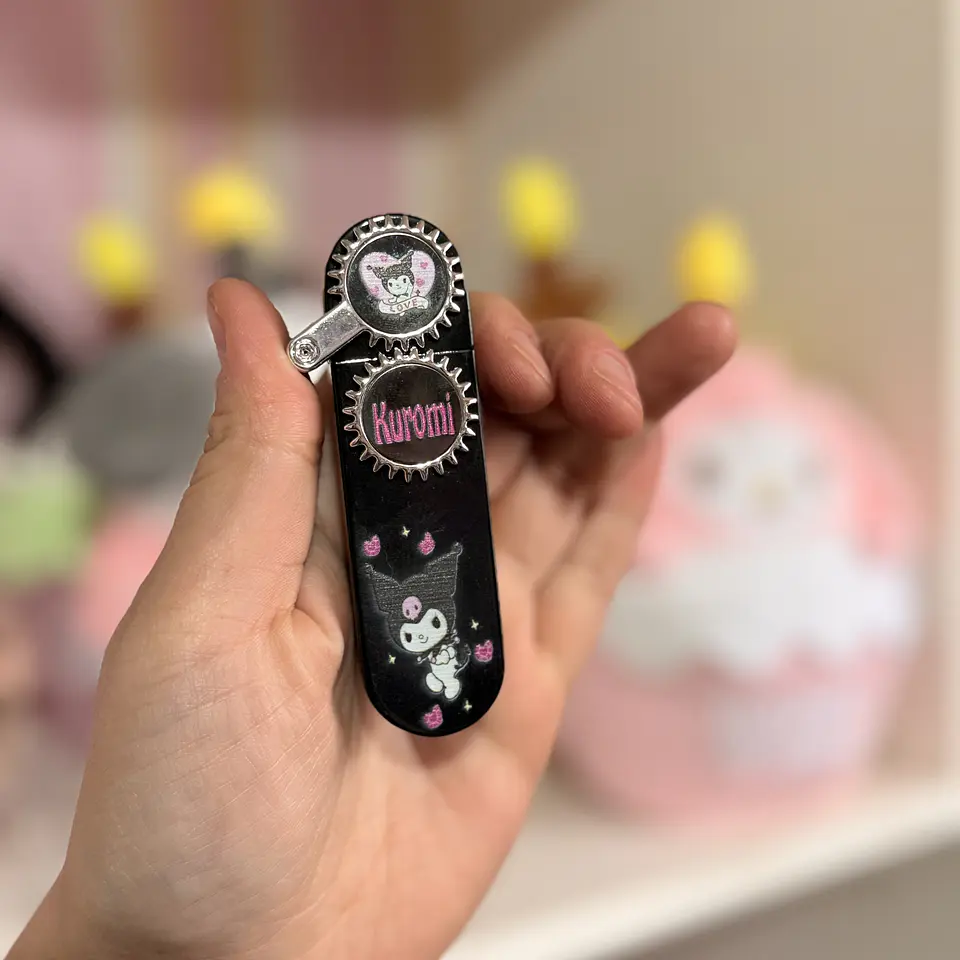 Encendedor Recargable Kuromi – Flama Azul | Palanca Giratoria 1