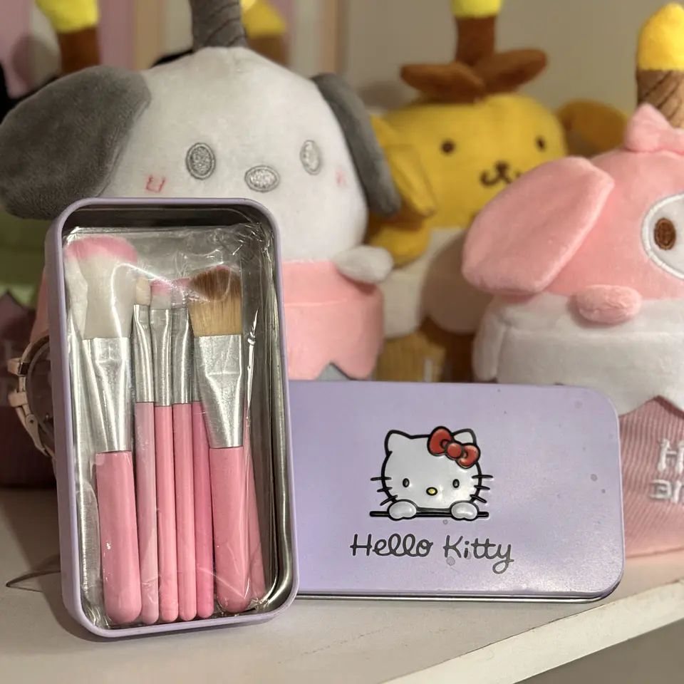 Set de 5 Brochas de Maquillaje Hello Kitty con Caja Metálica  2