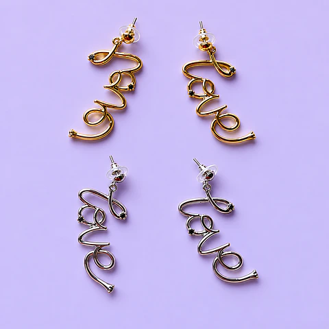 Aros Colgantes LOVE – Dorado o Plateado