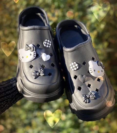 Crocs Hello Kitty con 18 Jibbitz – Blanco y Negro