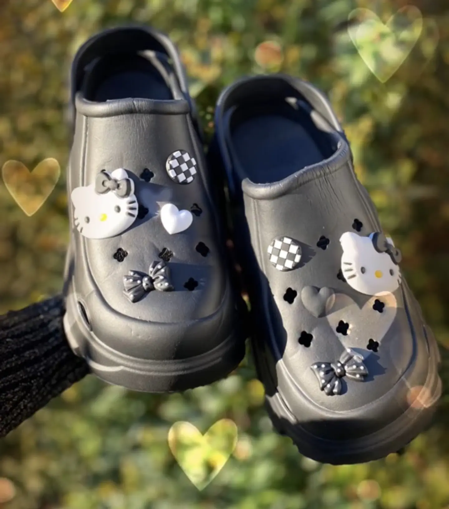 Crocs Hello Kitty con 18 Jibbitz – Blanco y Negro 1