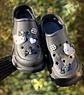 Crocs Hello Kitty con 18 Jibbitz – Blanco y Negro - Miniatura 1
