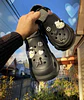 Crocs Hello Kitty con 18 Jibbitz – Blanco y Negro - Miniatura 2