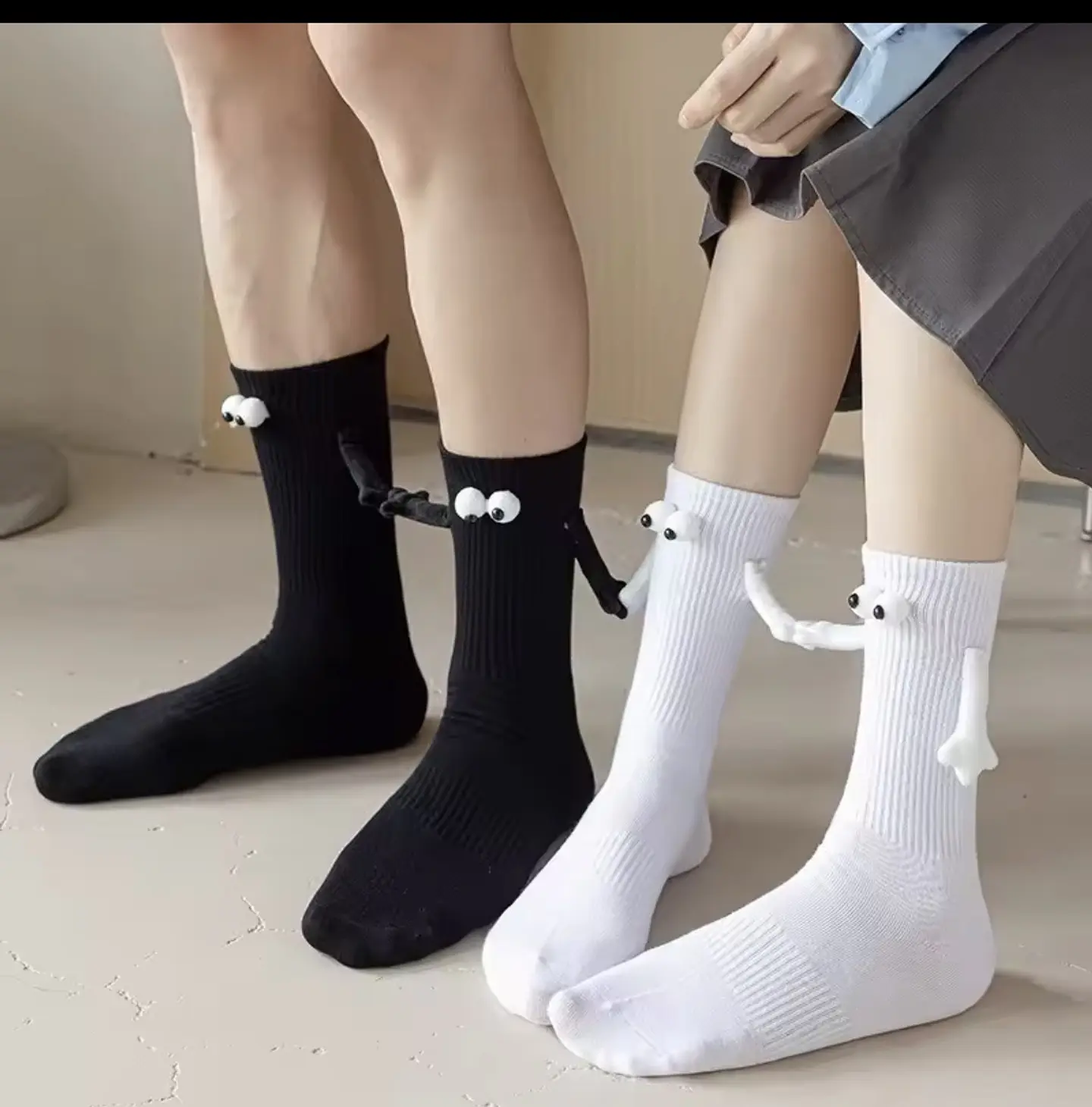 Calcetines con Manitos Magnéticas – Negro y Blanco 1