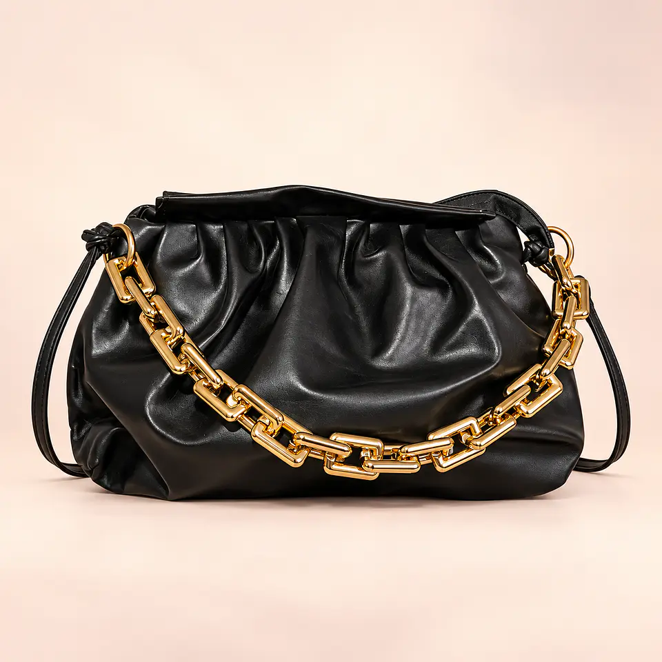 Cartera Crossbody Negra con Cadena Dorada 1