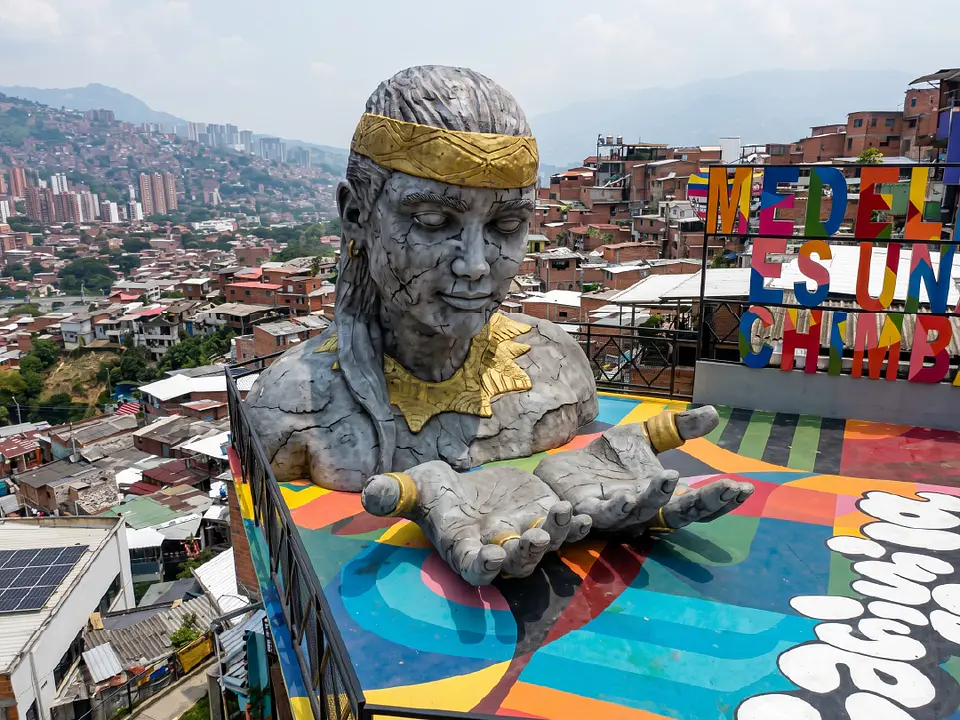 Medellín Comuna 13 Tour: From Resilience to Art 1