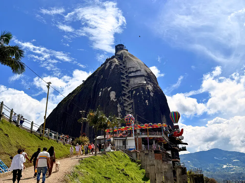 Medellín Tour: Guatapé & El Peñol Rock 4