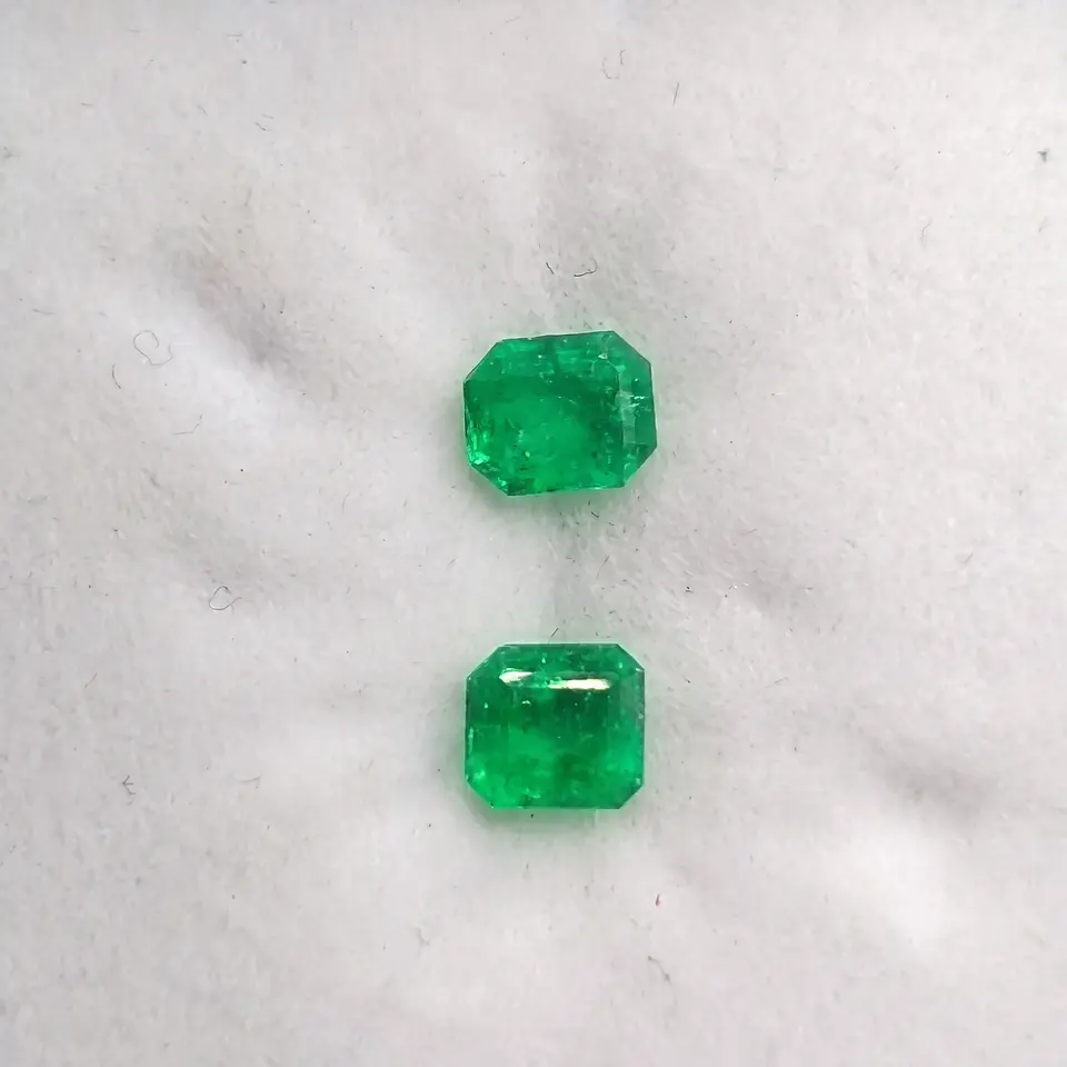 Esmeraldas naturales semi parejas 1.09 Cts 1