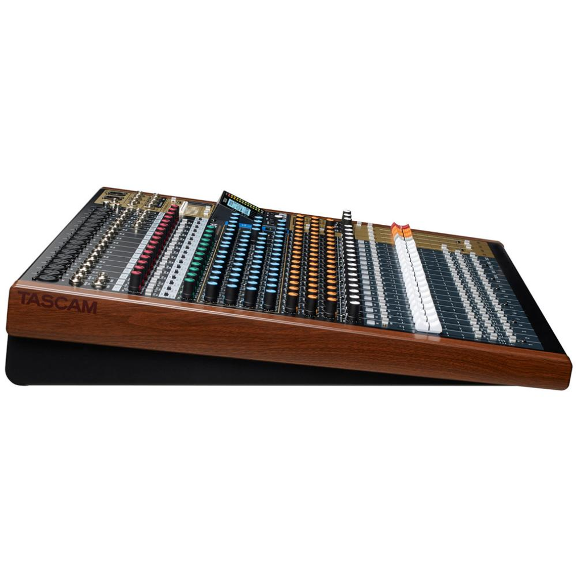 Mixer multipista con grabador e interfaz USB Tascam Model 24 4