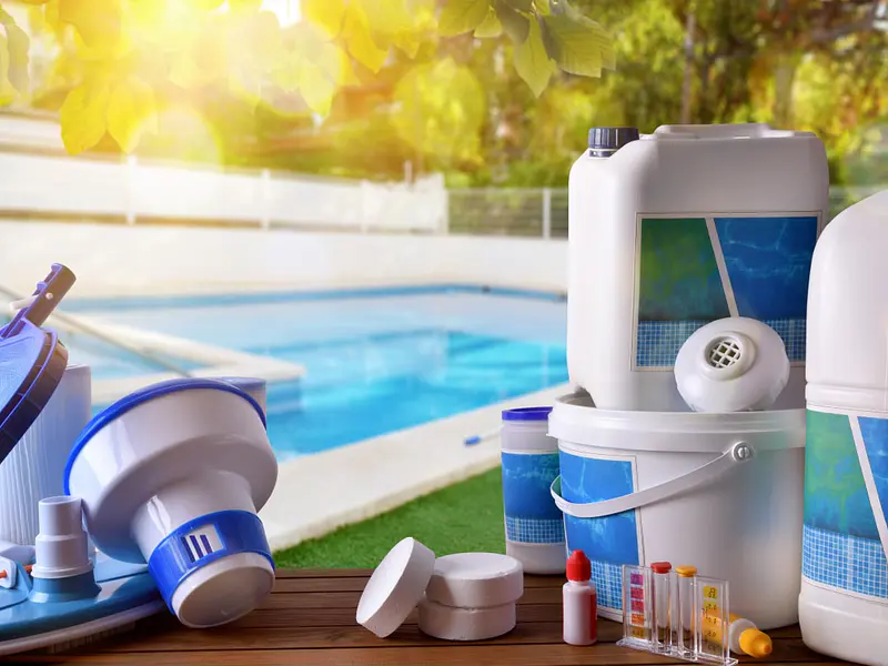 Cómo Limpiar y Aclarar el Agua de tu Piscina para un Verano Impecable