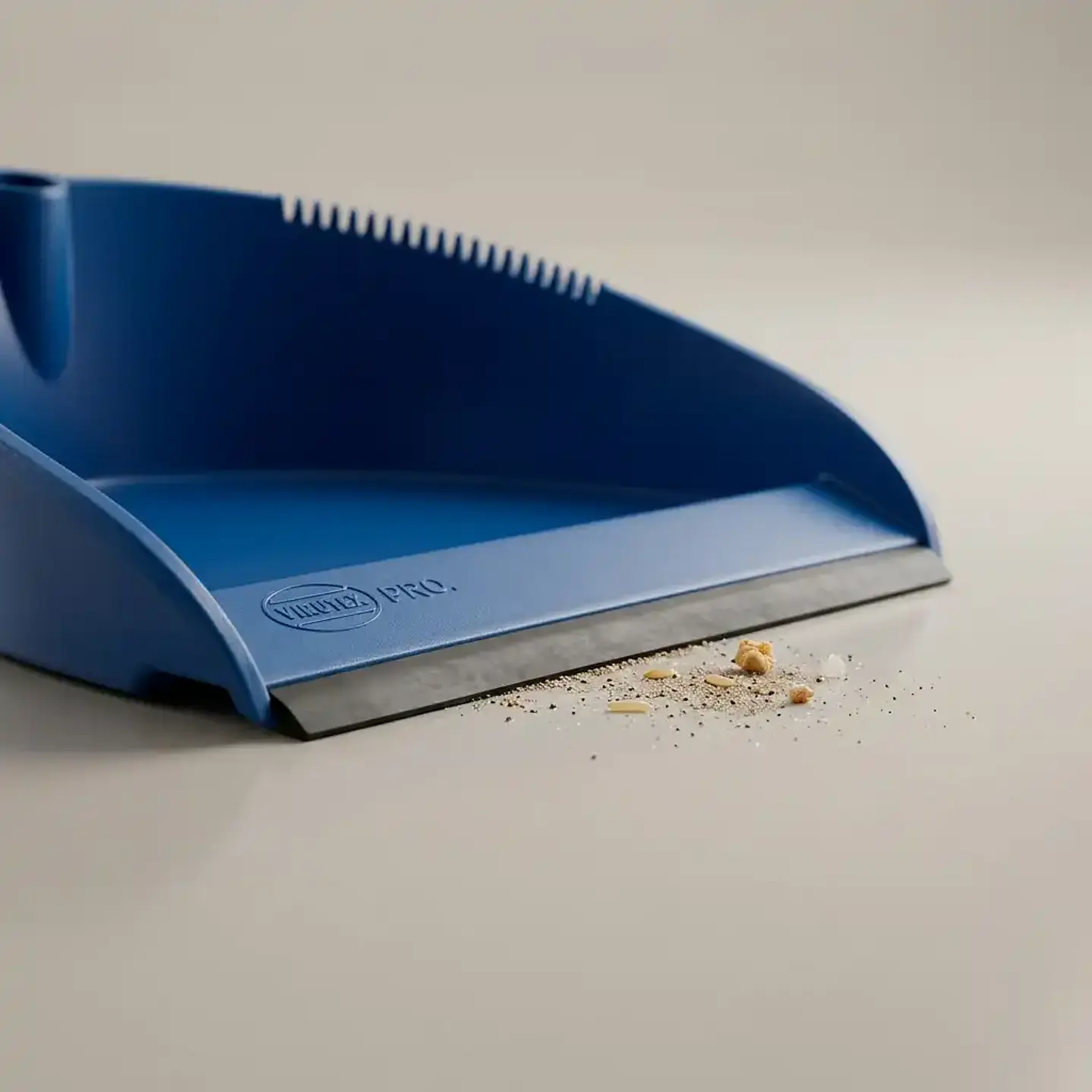 Virutex Pro - Pala Recogedora de Plástico con Mango de Metal y Banda de Goma - Azul 2