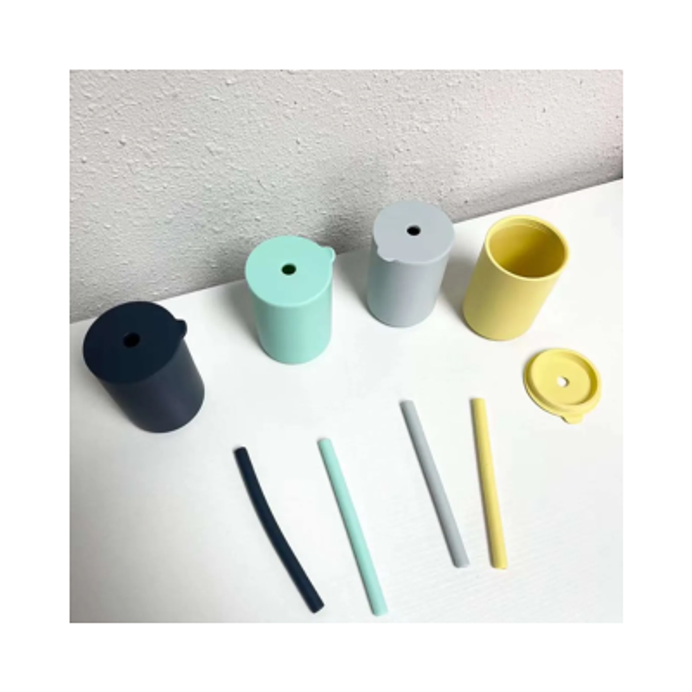 VASO DE SILICONA CON TAPA Y BOMBILLA 