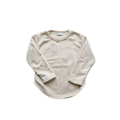 POLERA NIÑA CON DISEÑO DECORATIVO PEQUEÑOS LASOS BRILLANTES 