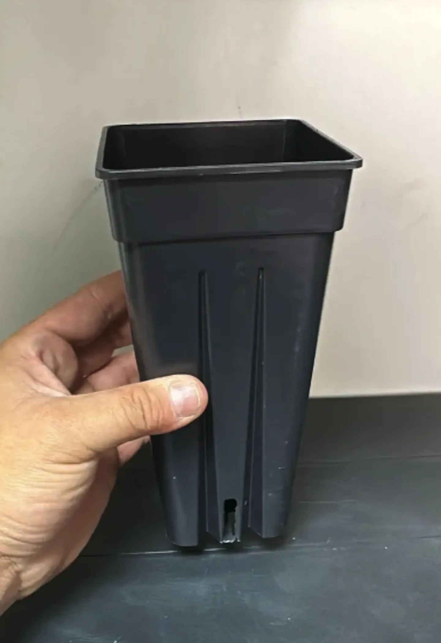 Maceta Cuadrada 9x9x19 de 1 Litro 3