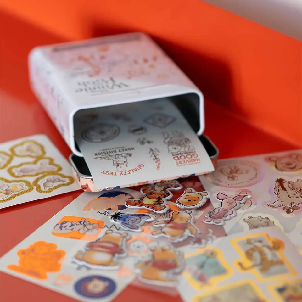 Lata Coleccionable Multi-Stickers Winnie de Pooh – 8 Laminas 3